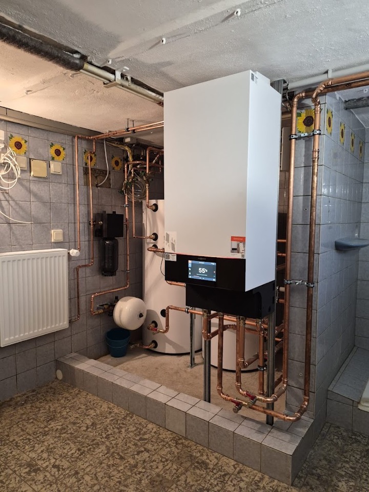 Heizung Sanitär Offenbach: Viessmann-Anlage mit Display, Kupferrohre und Speicher
