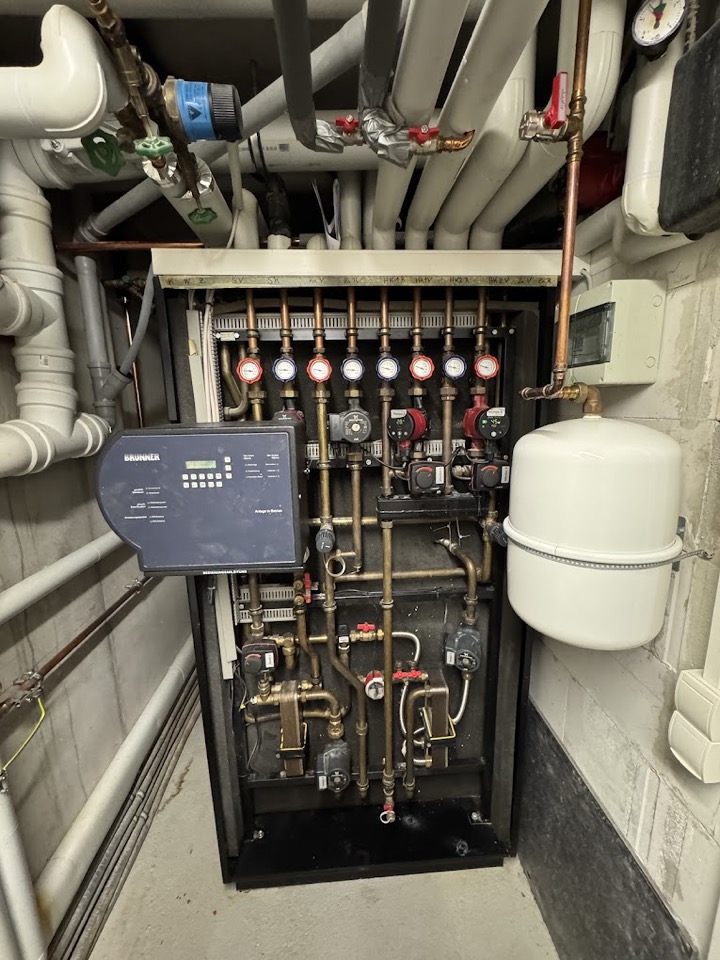 Heizungsverteiler mit Kupferleitungen, Manometern und Steuerung Brunner